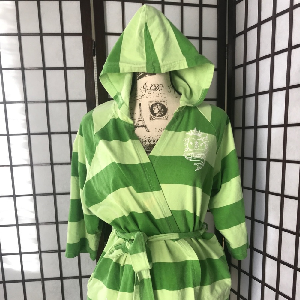 Shortie hooded robe